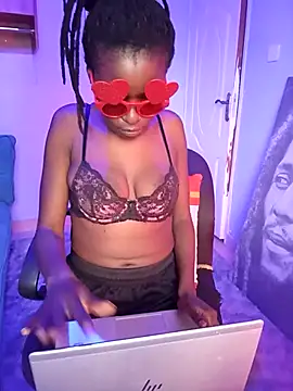 Snapshot of lauraporsi chatting on 03/02/26, 10:22 lauraporsi online show from 03/02/26, 10:22