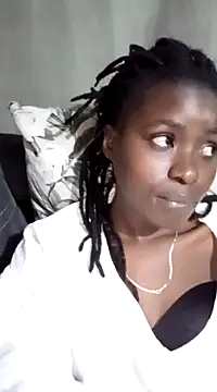 Snapshot of lauraporsi chatting on 02/18/25, 10:05 lauraporsi online show from 02/18/25, 10:05