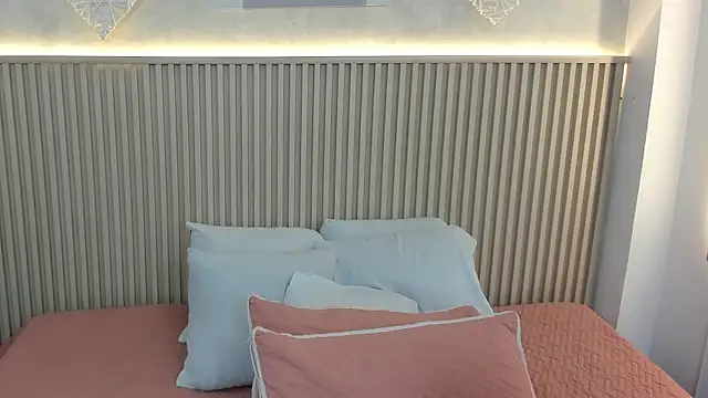 Snapshot of charlottebrowns_ chatting on 12/18/25, 12:20 charlottebrowns online show from 12/18/25, 12:20