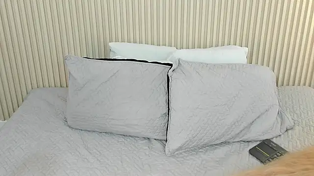 Snapshot of charlottebrowns_ chatting on 06/02/26, 01:11 charlottebrowns online show from 06/02/26, 01:11
