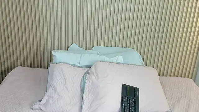 charlottebrowns  online show from 12/19/25, 12:18