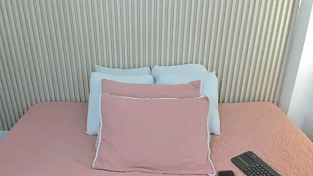 Snapshot of charlottebrowns_ chatting on 06/07/26, 03:01 charlottebrowns online show from 06/07/26, 03:01