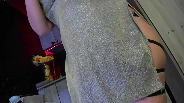 LaureenHills online show from 04/11/26, 01:57