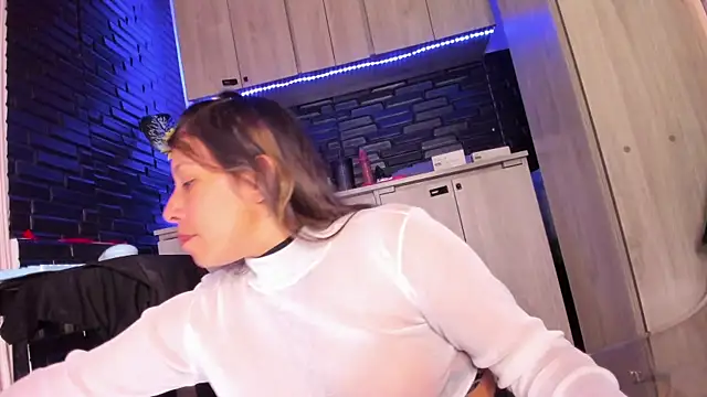 LaureenHills online show from 11/11/25, 09:42