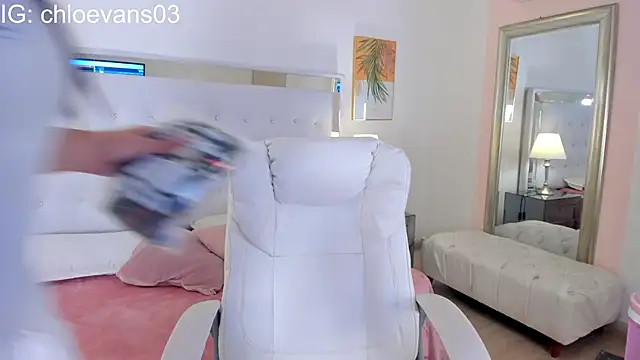 Snapshot of Chloe_evans__ chatting on 11/28/25, 11:32 Chloe evans online show from 11/28/25, 11:32