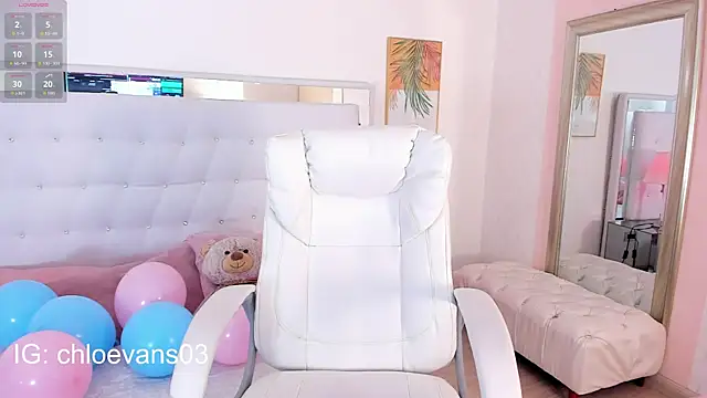Snapshot of Chloe_evans__ chatting on 09/18/25, 11:57 Chloe evans online show from 09/18/25, 11:57