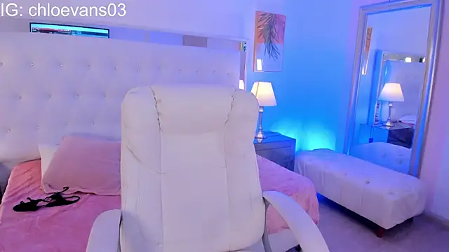 Snapshot of Chloe_evans__ chatting on 11/19/25, 11:43 Chloe evans online show from 11/19/25, 11:43