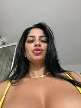 Snapshot of _adelle chatting on 07/17/26, 04:43 adelle online show from 07/17/26, 04:43