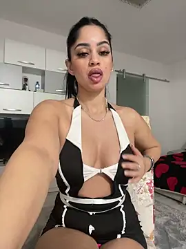 Snapshot of _adelle chatting on 02/06/26, 12:01 adelle online show from 02/06/26, 12:01