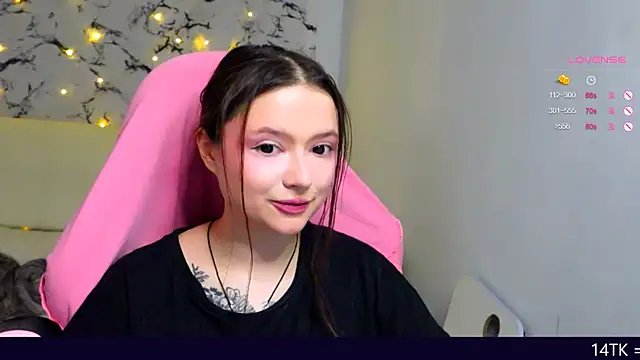 Snapshot of me__hanna chatting on 03/08/25, 12:00 me hanna online show from 03/08/25, 12:00