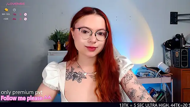 Snapshot of me__hanna chatting on 10/17/25, 10:11 me hanna online show from 10/17/25, 10:11