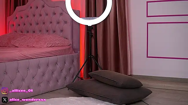 VanessaSimon online show from 11/12/25, 06:39