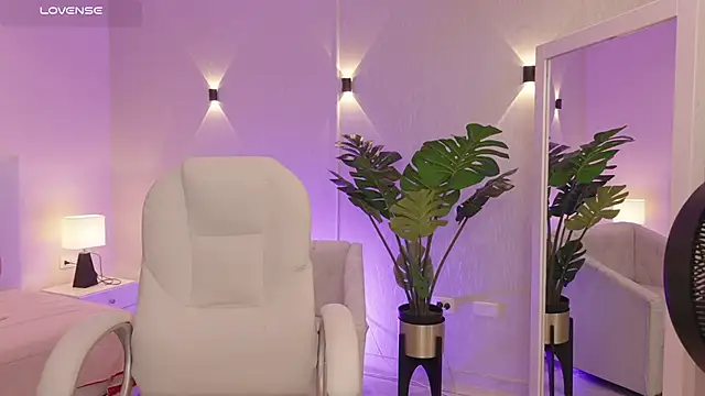 miagomezweb1 online show from 10/24/25, 01:54