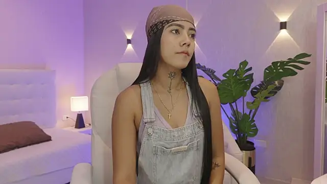 miagomezweb1 online show from 11/29/25, 01:22