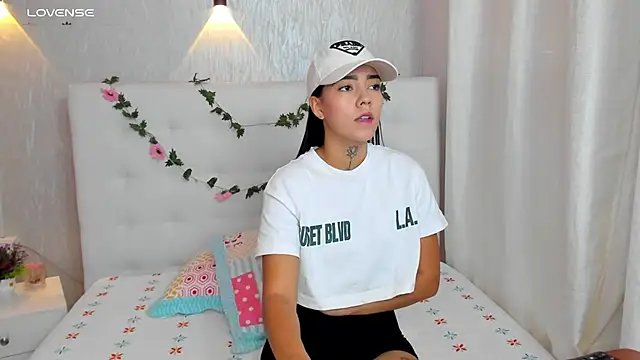 miagomezweb1 online show from 03/22/25, 12:35