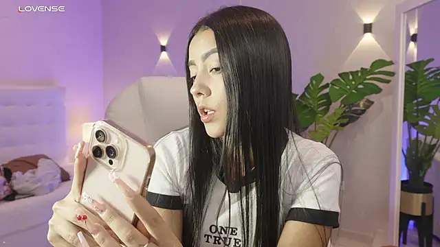 miagomezweb1 online show from 11/22/25, 12:48