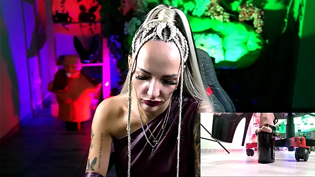 MonicaMaxwel online show from 10/15/25, 10:56