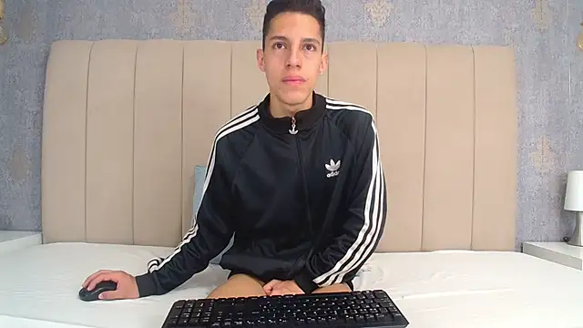 Snapshot of thiago19s chatting on 06/23/26, 12:58 thiago19s online show from 06/23/26, 12:58