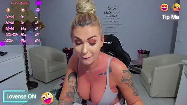 GlossyDiamondX online show from 04/01/26, 02:57