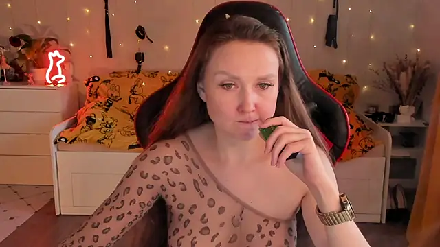 Snapshot of desperatehousewife__ chatting on 09/14/25, 02:39 desperatehousewife online show from 09/14/25, 02:39