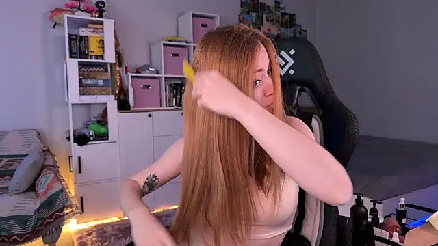 LinaWitch online show from 10/25/25, 01:01