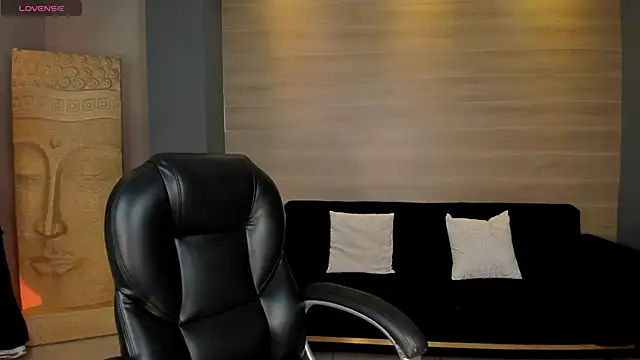 MollySundersX online show from 10/25/25, 04:33