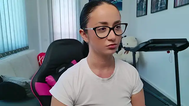 Snapshot of KatherineRyder chatting on 04/19/26, 10:27 KatherineRyder online show from 04/19/26, 10:27