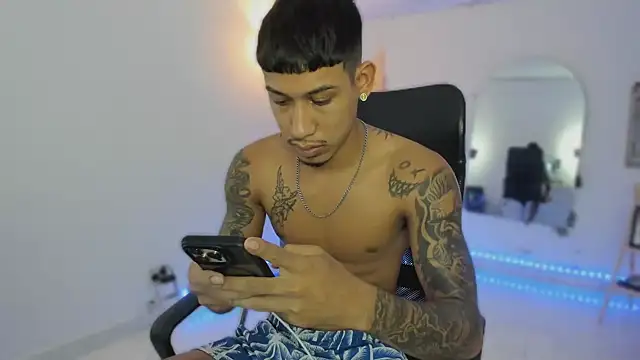 Snapshot of slim_master12 chatting on 12/17/25, 09:42 slim master12 online show from 12/17/25, 09:42