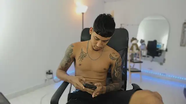 Snapshot of slim_master12 chatting on 12/18/25, 11:41 slim master12 online show from 12/18/25, 11:41