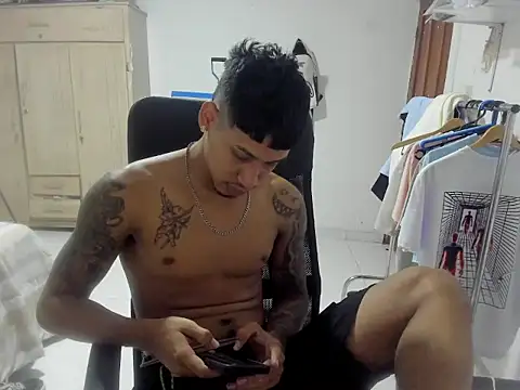 Snapshot of slim_master12 chatting on 12/15/25, 11:10 slim master12 online show from 12/15/25, 11:10