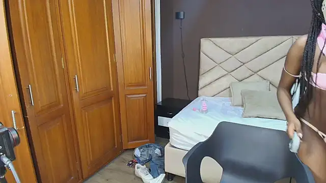 Raquel jones online show from 10/28/25, 07:24