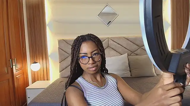 Snapshot of Raquel_jones chatting on 05/19/26, 12:34 Raquel jones online show from 05/19/26, 12:34