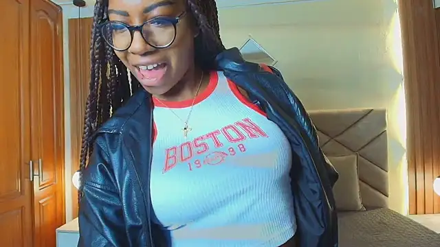 Snapshot of Raquel_jones chatting on 05/15/26, 12:14 Raquel jones online show from 05/15/26, 12:14