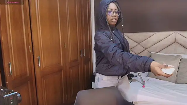 Raquel jones online show from 11/28/25, 12:05