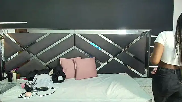 Raquel jones online show from 11/26/25, 07:25