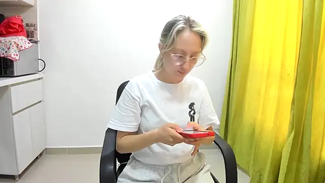 Snapshot of Adele_johnsonn1 chatting on 03/18/25, 02:50 Adele johnsonn1 online show from 03/18/25, 02:50