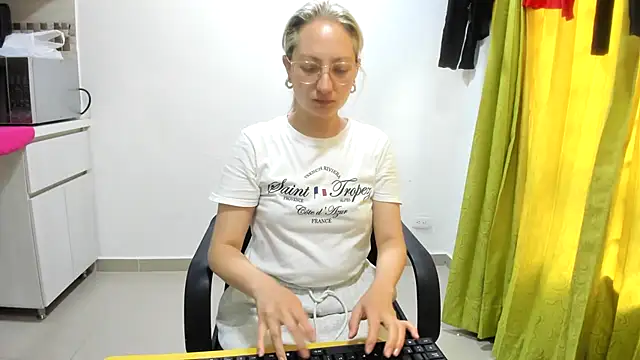 Snapshot of Adele_johnsonn1 chatting on 03/04/25, 02:21 Adele johnsonn1 online show from 03/04/25, 02:21