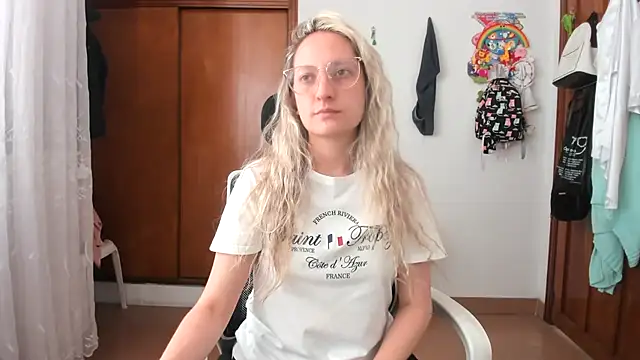 Snapshot of Adele_johnsonn1 chatting on 11/20/25, 04:07 Adele johnsonn1 online show from 11/20/25, 04:07