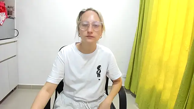 Snapshot of Adele_johnsonn1 chatting on 03/19/25, 03:19 Adele johnsonn1 online show from 03/19/25, 03:19