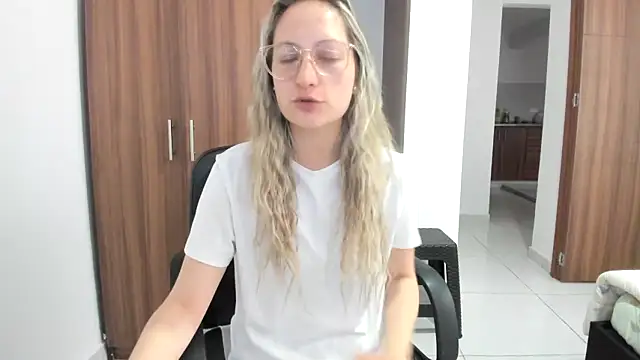 Snapshot of Adele_johnsonn1 chatting on 09/17/25, 04:09 Adele johnsonn1 online show from 09/17/25, 04:09