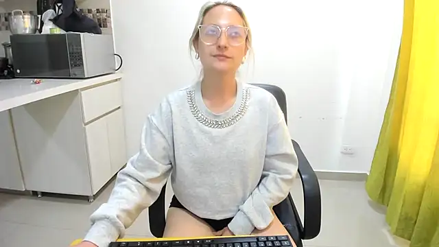 Snapshot of Adele_johnsonn1 chatting on 03/13/25, 06:01 Adele johnsonn1 online show from 03/13/25, 06:01