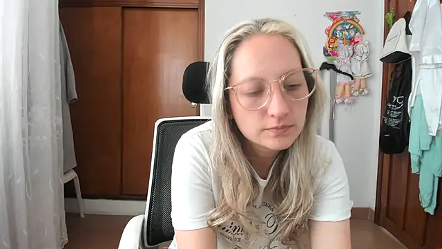 Snapshot of Adele_johnsonn1 chatting on 11/06/25, 03:49 Adele johnsonn1 online show from 11/06/25, 03:49