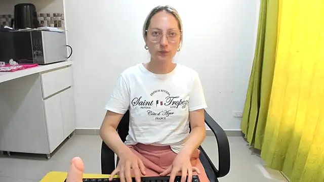 Snapshot of Adele_johnsonn1 chatting on 02/17/25, 04:28 Adele johnsonn1 online show from 02/17/25, 04:28