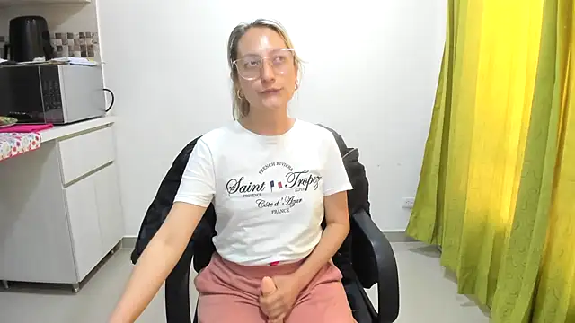 Snapshot of Adele_johnsonn1 chatting on 02/18/25, 04:14 Adele johnsonn1 online show from 02/18/25, 04:14