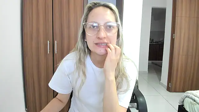 Snapshot of Adele_johnsonn1 chatting on 09/10/25, 04:28 Adele johnsonn1 online show from 09/10/25, 04:28