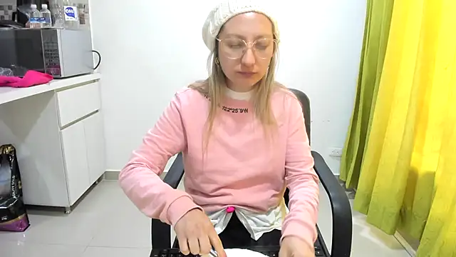 Snapshot of Adele_johnsonn1 chatting on 01/30/25, 02:47 Adele johnsonn1 online show from 01/30/25, 02:47