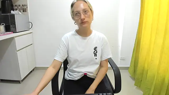 Snapshot of Adele_johnsonn1 chatting on 02/28/25, 01:36 Adele johnsonn1 online show from 02/28/25, 01:36