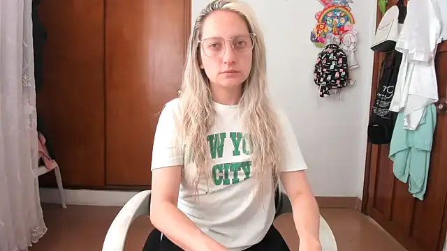 Snapshot of Adele_johnsonn1 chatting on 11/12/25, 03:27 Adele johnsonn1 online show from 11/12/25, 03:27