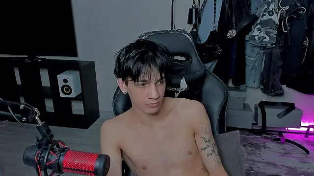 Snapshot of MarkBrowniii chatting on 03/18/25, 01:02 MarkBrowniii online show from 03/18/25, 01:02