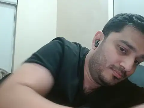 Snapshot of robintoit chatting on 06/23/26, 05:55 robintoit online show from 06/23/26, 05:55